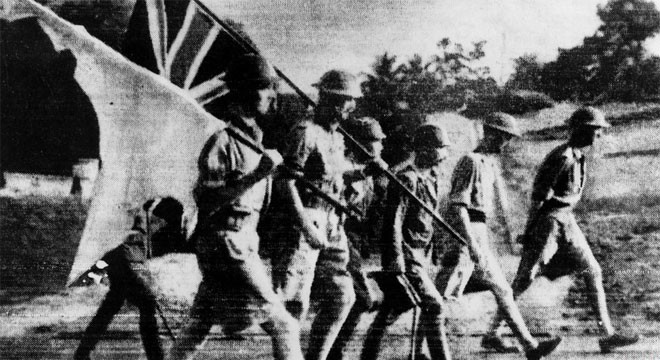 Chiến tranh Thế giới thứ hai nổ ra khiến Lý Quang Diệu phải hoãn kế hoạch sang Anh học lên cao hơn. Tháng 2/1942, quân đội thực dân Anh đầu hàng phát xít Nhật, mở ra một thời kỳ đen tối. Lý Quang Diệu may mắn thoát khỏi vụ thảm sát Sook Ching trong gang tấc. Về sau, ông nói rằng có khoảng 50.000-100.000 người thiệt mạng trong vụ thảm sát này, và việc thực dân Anh không thể ngăn cuộc thảm sát là một bằng chứng nữa cho thấy Singapore phải giành được độc lập.<br><br>Trong thời gian chiến tranh, Lý Quang Diệu làm phiên dịch tiếng Nhật và điều hành một cơ sở kinh doanh hồ dán của riêng mình - Tin Ảnh: Getty.<br>