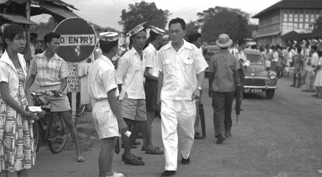 Năm 1954, Lý Quang Diệu trở thành nhà sáng lập và Tổng bí thư đảng Hành động của nhân dân (PAP), một liên minh xã hội chủ nghĩa của các phong trào nói triếng Trung và tiếng Anh nhằm mục tiêu chấm dứt sự cai trị của thực dân Anh.<br><br>Tháng 12/1959, Anh trao quyền tự trị cho Singapore, nhưng vẫn nắm kiểm soát các vấn đề ngoại giao và quốc phòng của đảo quốc này - Tin Ảnh: AP.<br>
