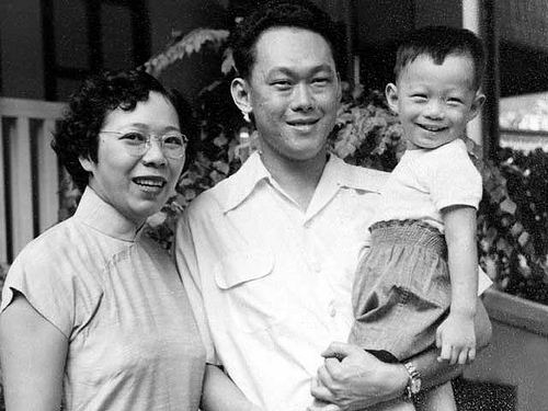 Vợ chồng ông Lý Quang Diệu và Thủ tướng Lý Hiẻn Long Ảnh: SINA