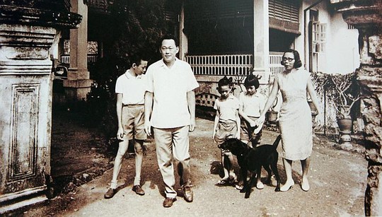 Ông Lý Quang Diệu bên cạnh vợ và các con. Ảnh: SINA